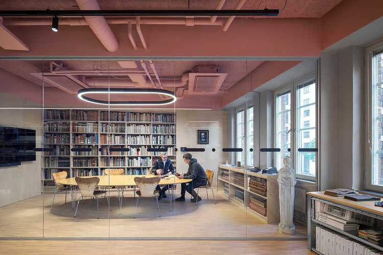 Офис Tengbom's в Стокгольме / Tengbom - Фотография интерьера, стеллажи, окна, стол, стул