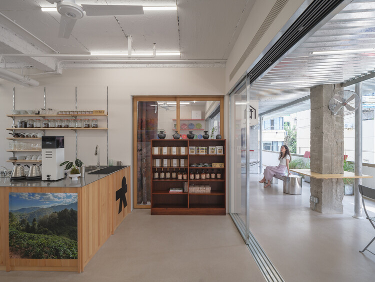 coffea SHED Columbia Circle Store / kooo Architects - Фотография интерьера, кухня, стеллажи, балка