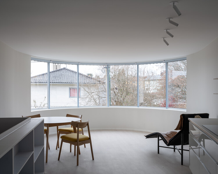 Dråpa House / Vatn Architecture + Groma AS - Фотография интерьера, Столовая, Стол, Окна, Стул