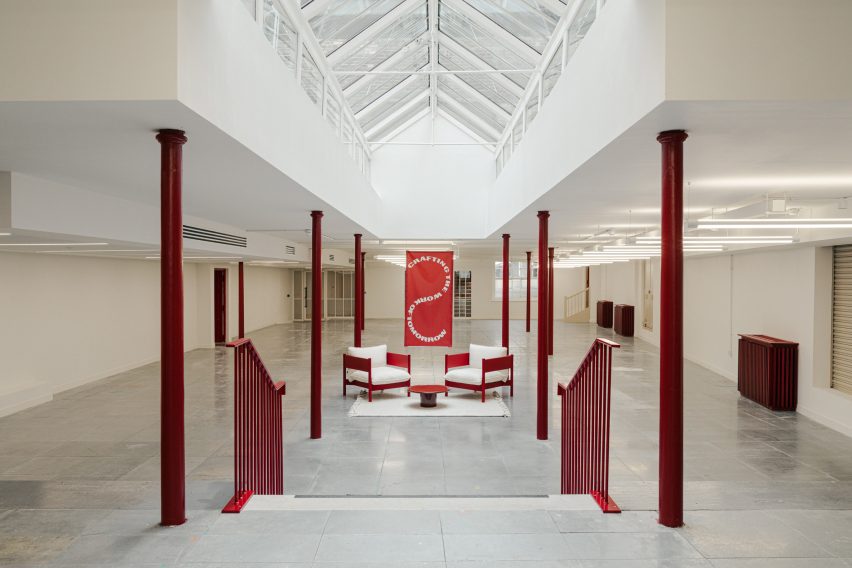 Вид на внутреннее рабочее пространство Heal's от Buckley Grey Yeoman и White Red Architects