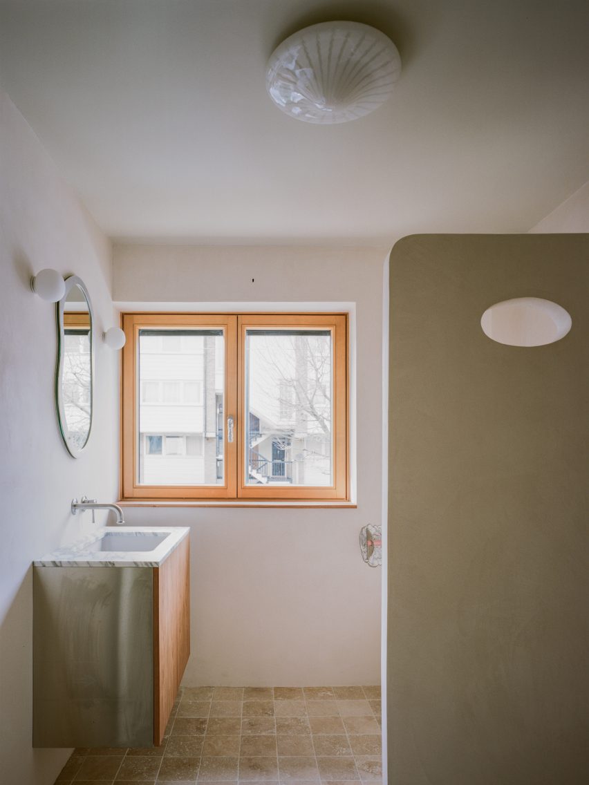 Интерьер ванной комнаты при ремонте дома от Flawk and Nikjoo