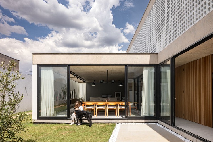 Taquari House / Estudio Empena - Экстерьерная фотография, фасад, стул, окна