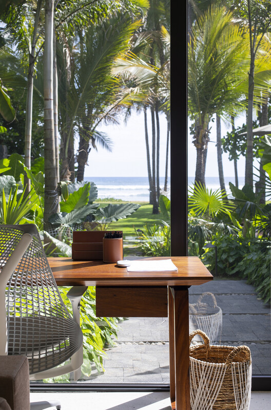 Пляжный сарай / Инверсный проект — фотография интерьера, стол, стул