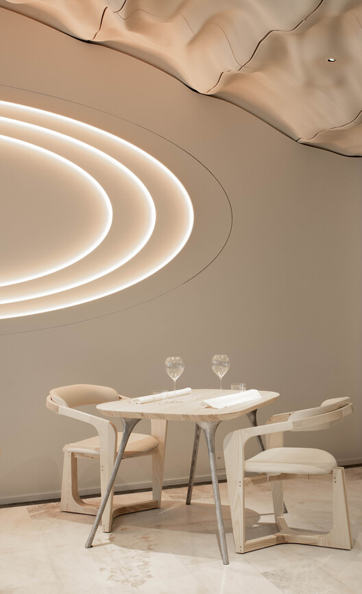 Ресторан CAAA от Пьетро Каталано / Внешний источник — Фотография интерьера, столовая, стол, стул