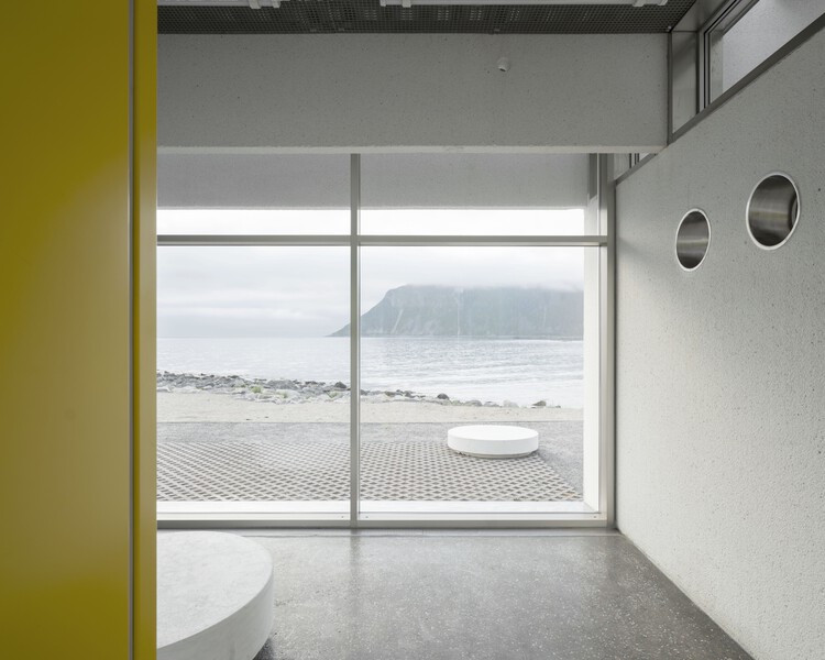 Служебное здание Брунстранды / Vatn Architecture + Jørgen Tandberg Arkitekt MNAL — Фотография интерьера, ванная комната, окна