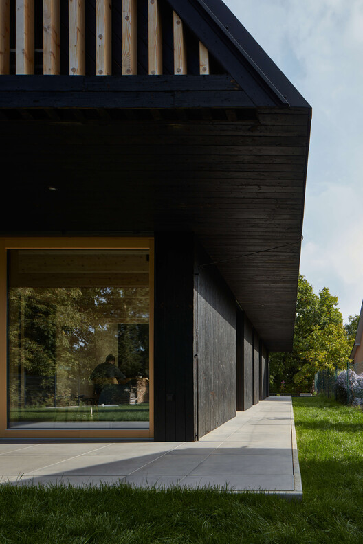 Дом в стиле хижины / Atelier Hajný - Экстерьерная фотография, фасад, окна