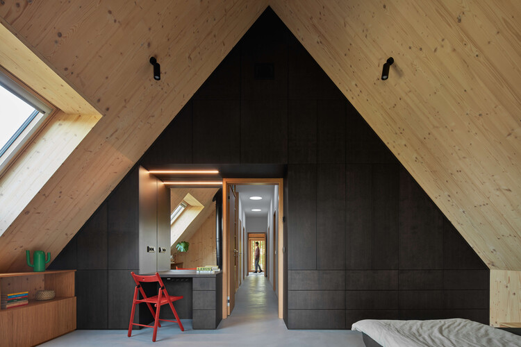 Дом в стиле хижины / Atelier Hajný - Фотография интерьера, окна, балка