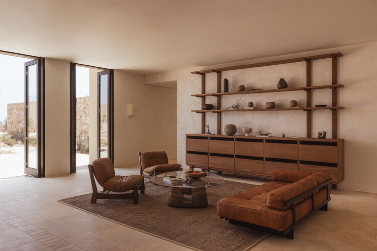 Gundari Resort/block722 - Фотография интерьера, гостиная, диван, дерево, стол, стеллаж, стул