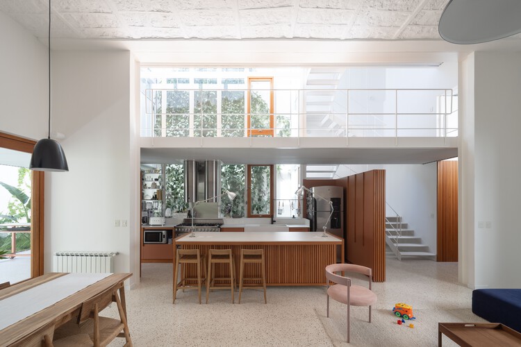 Planes House / Estudio Damero - Фотография интерьера, кухня, стол, окна, стул, столешница
