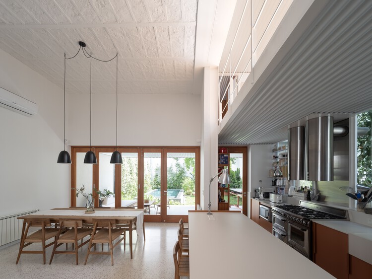Planes House / Estudio Damero - Фотография интерьера, кухня, стол, столешница, стул, окна
