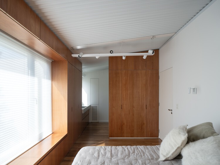 Planes House / Estudio Damero - Фотография интерьера, спальня, окна, кровать