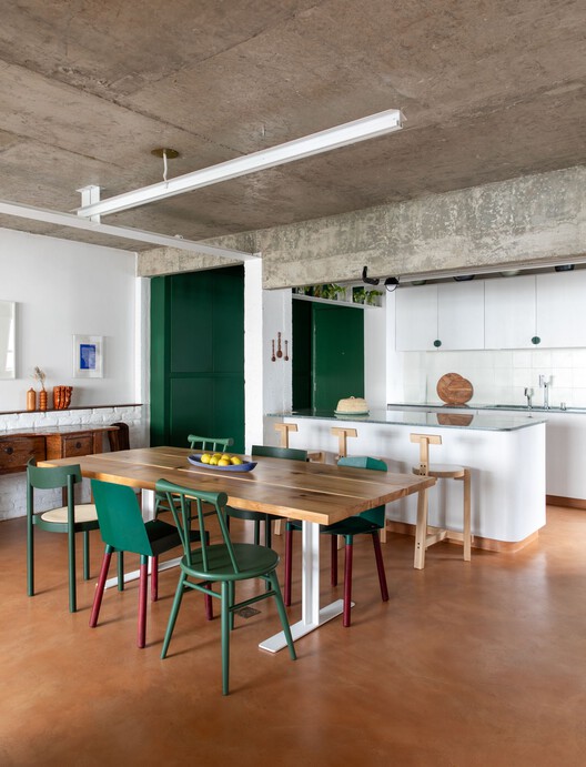 Квартира Bananeira / Angá Arquitetura + Estudio Pedro Luna — Фотография интерьера, кухня, стол, стул, окна