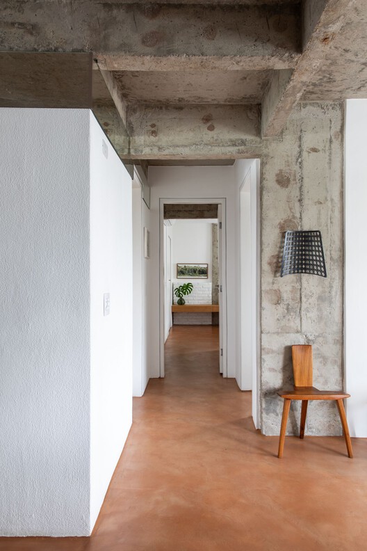 Квартира Bananeira / Angá Arquitetura + Estudio Pedro Luna - Фотография интерьера, балка, колонна