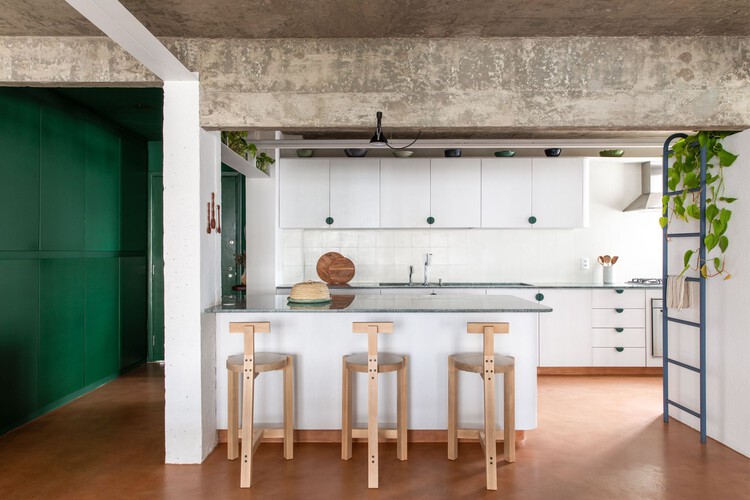 Квартира Bananeira / Angá Arquitetura + Estudio Pedro Luna — Фотография интерьера, кухня, столешница, стол