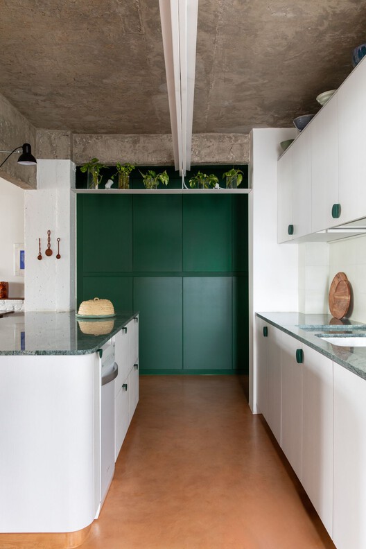 Квартира Bananeira / Angá Arquitetura + Estudio Pedro Luna — Фотография интерьера, кухня, столешница