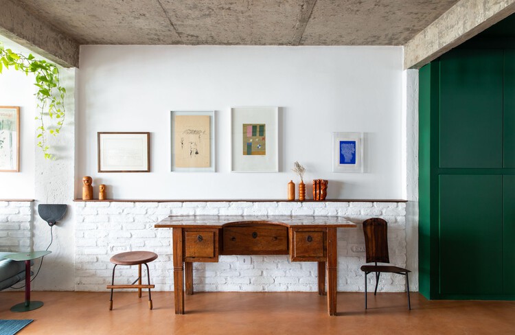 Квартира Bananeira / Angá Arquitetura + Estudio Pedro Luna - Фотография интерьера, стол