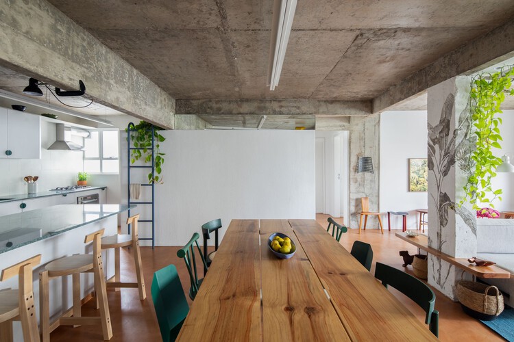 Квартира Bananeira / Angá Arquitetura + Estudio Pedro Luna — Фотография интерьера, стол, стул
