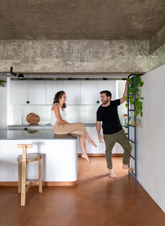 Квартира Bananeira / Angá Arquitetura + Estudio Pedro Luna — Фотография интерьера, кухня
