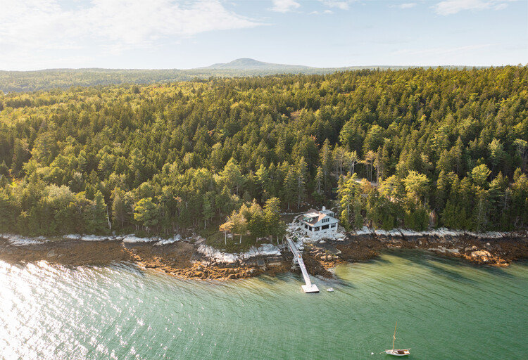 Старый яхт-клуб / Elliott Architects — фотография экстерьера, набережная, лес