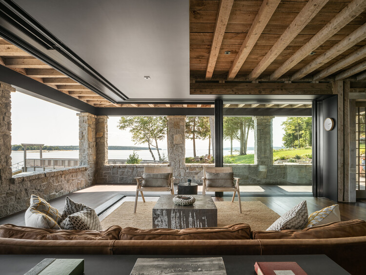Старый яхт-клуб / Elliott Architects — фотография интерьера, гостиная, окна, стол, балка