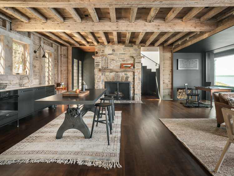 Старый яхт-клуб / Elliott Architects - Фотография интерьера, стол, диван, стул, балка, окна