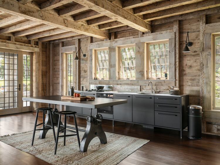 Старый яхт-клуб / Elliott Architects - Фотография интерьера, кухня, стол, окна, столешница, балка