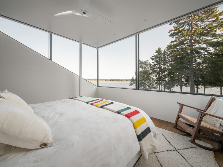Старый яхт-клуб / Elliott Architects — Фотография интерьера, спальня, кровать