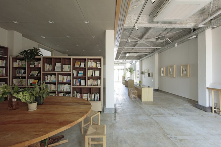 Medium в Общественном центре Ками-Икебукуро / mtthw — Фотография интерьера, стеллажи, столы