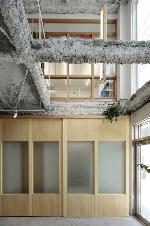 Medium в Общественном центре Ками-Икебукуро / mtthw — Фотография интерьера, окон, фасада, балки