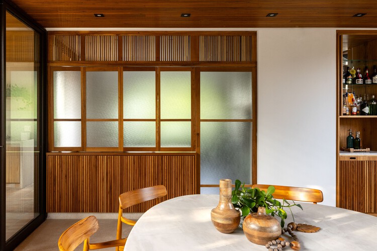 Дом в Иту / Lucio Fleury Arquitetura - Фотография интерьера, стол, освещение, стул, окна, стеллажи