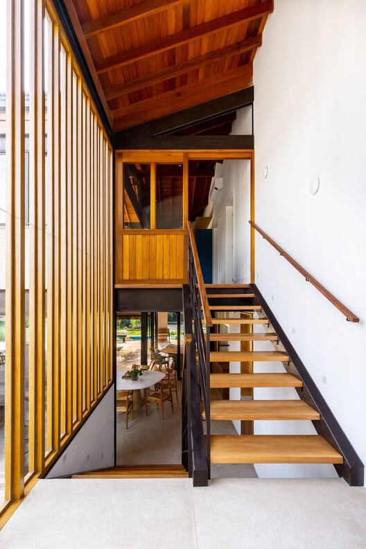 Дом в Иту / Lucio Fleury Arquitetura - Фотография интерьера, лестница, окна, фасад, балка, перила