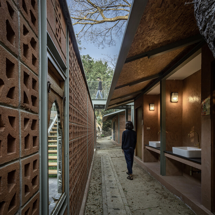 Общественный дом Митбери / WOS Architects + Estudio - Фотография интерьера, окон, фасада