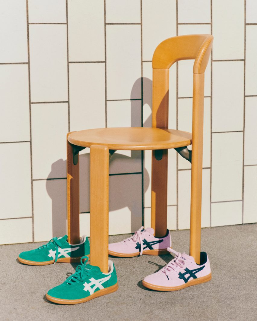 Розовые и зеленые кроссовки на деревянном стуле