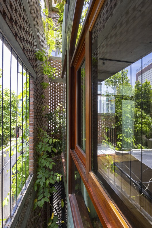 Дом-фонарь / Ho Khue Architects — фотография экстерьера, окна, стекло