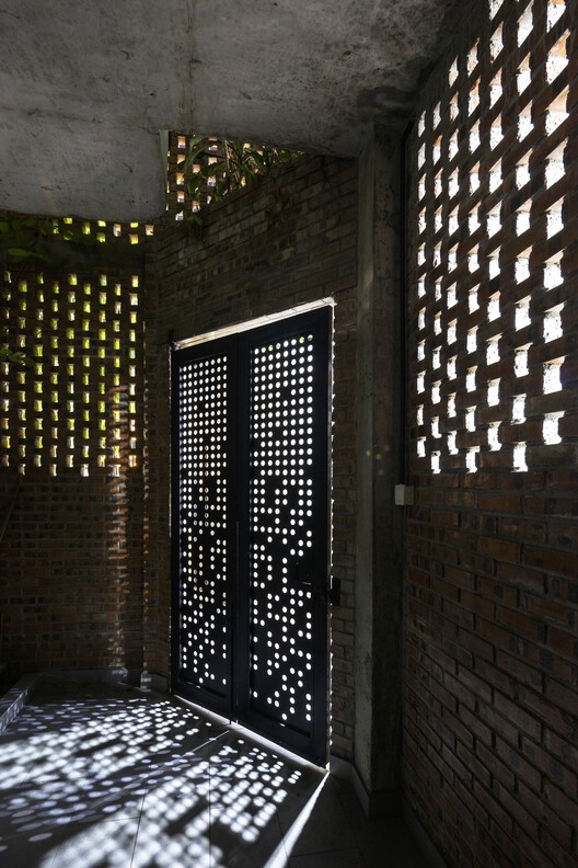 Дом-фонарь / Ho Khue Architects - Фотография интерьера, окна