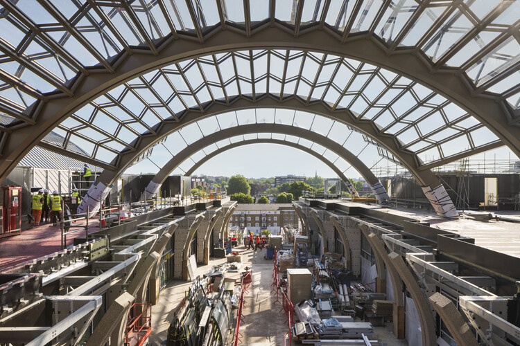 Студия Heatherwick представляет обширный стеклянный навес для проекта возрождения Олимпии в Лондоне – изображение 4 из 6
