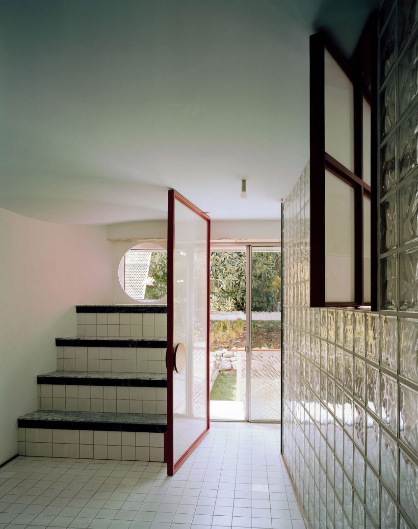Интерьер стеклянной кирпичной квартиры 097 Порт в Португалии