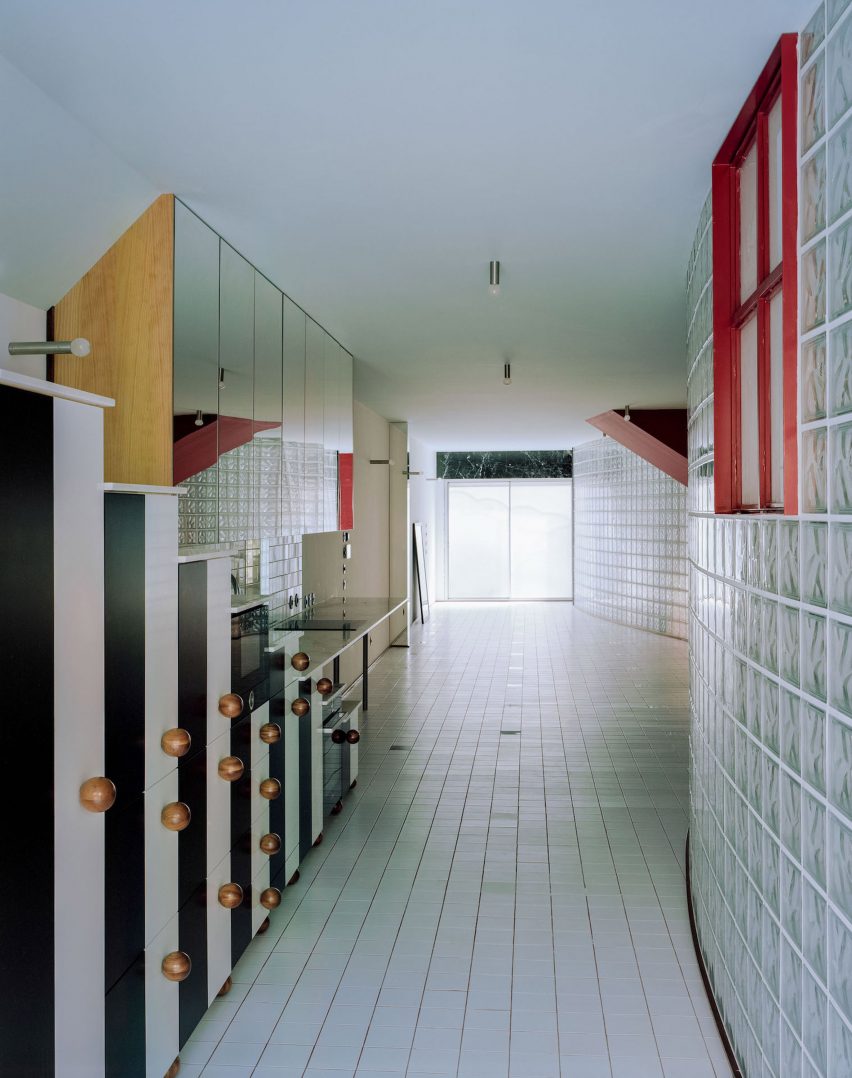 Черно-белые кухонные шкафы в квартире в Порту