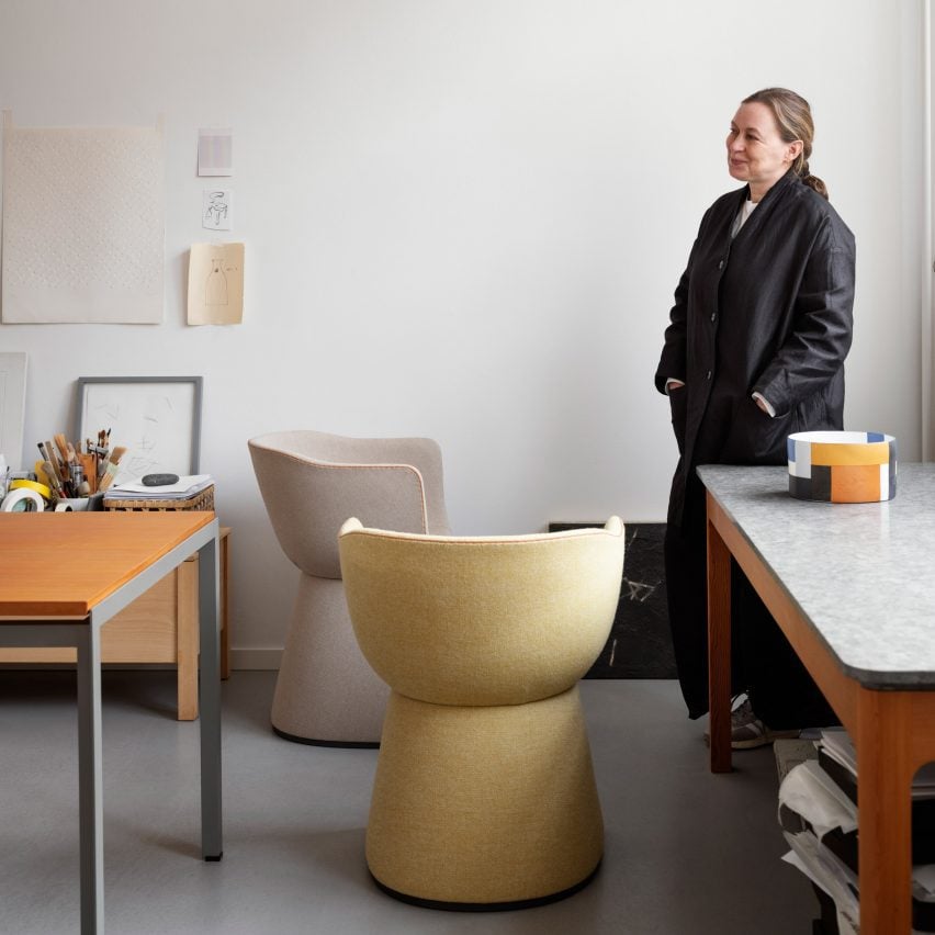 Сесилия Манц со стулом Monolit для Фрица Хансена