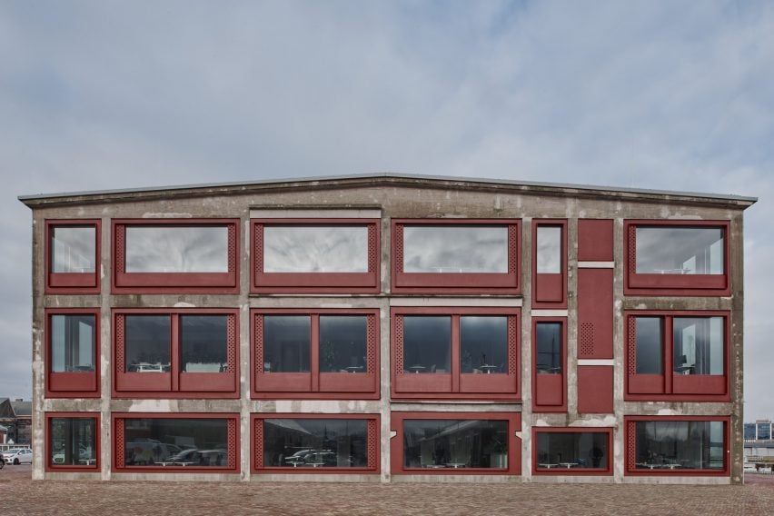 Бетонное здание с фасадом из красного металла