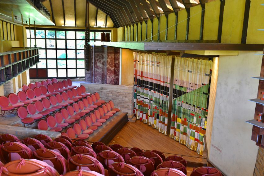 Театр с красочным занавесом и красными сиденьями