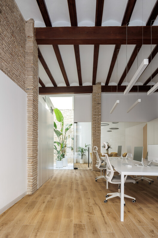 Офис ESPAI HB / HB Estudi d'Arquitectura — изображение 2 из 26