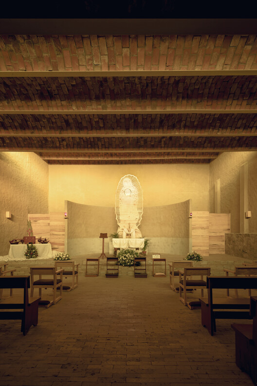 Вечная часовня / Фино Лозано - Фотография интерьера, арка, колонна