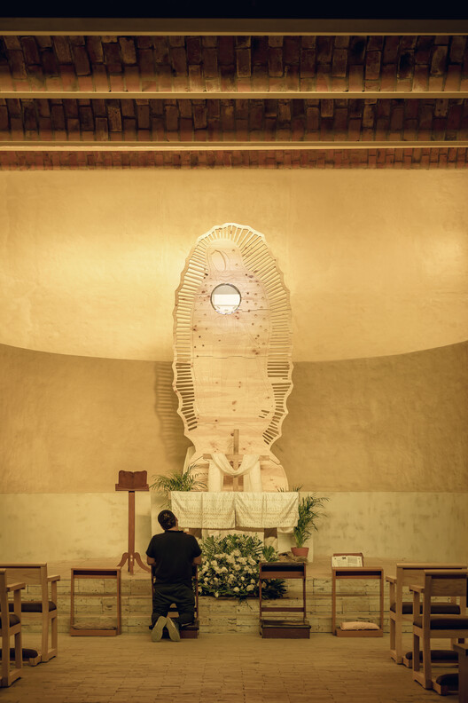 Вечная часовня / Фино Лозано - Фотография интерьера, освещение, колонна