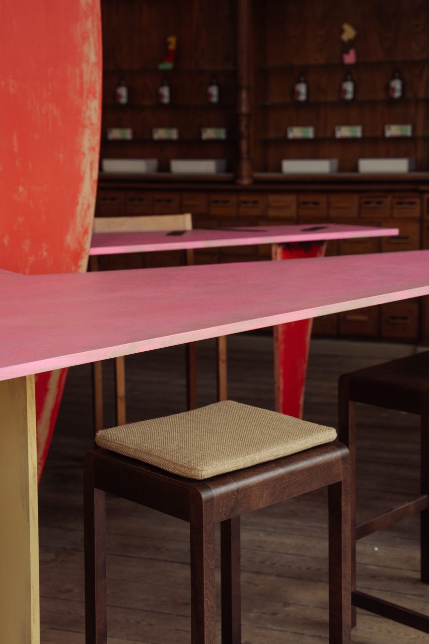 Розовый столик в магазине Frama