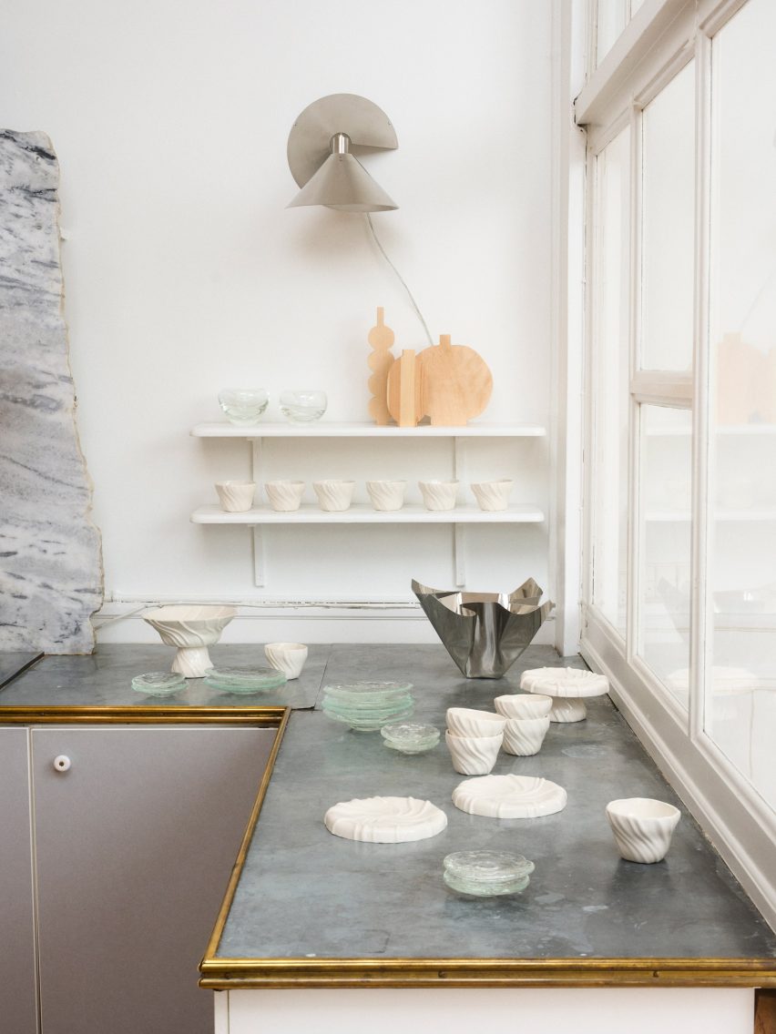 Вазы Моа Маркгрена и керамика Atelier Marée на выставке NoDe Дома Nordic Design