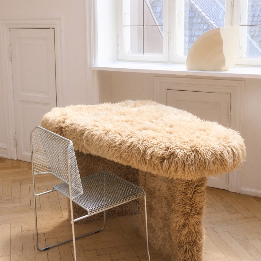 Стол Studio Kasa, покрытый мехом, и изогнутый алюминиевый стул от Carlberg Design
