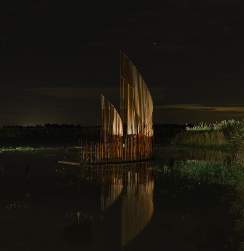 Вид на металлическую инсталляцию Maetherea Studio ночью.
