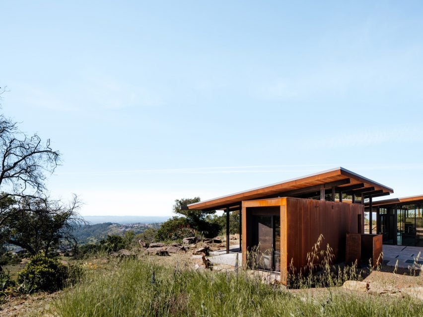 Одноэтажный дом из атмосферостойкой стали с видом на калифорнийскую долину