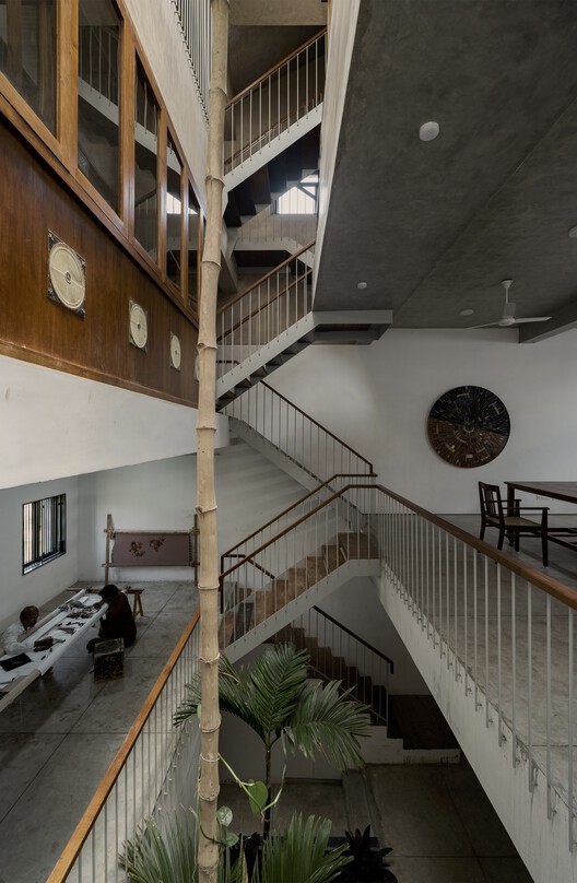 Многоуровневый дом и студия Realm / Вымышленный проект — фотография интерьера, лестница, окна